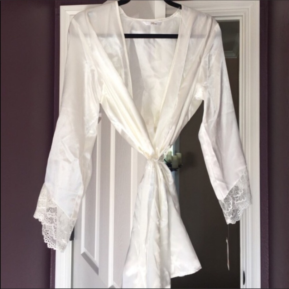 Flora Nikeooz ivory robe nwt size small